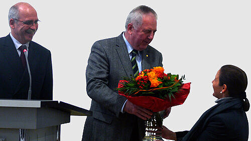 Foto von Dr. med. Gottfried von Knoblauch zu Hatzbach (Präsident der LÄKH), Dr. med. Alfred Möhrle (Ehrenpräsident der LÄKH), Jacqueline Nettke-Wagner (Sekretärin des Präsidenten)