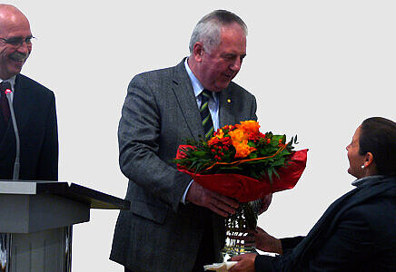 Foto von Dr. med. Gottfried von Knoblauch zu Hatzbach (Präsident der LÄKH), Dr. med. Alfred Möhrle (Ehrenpräsident der LÄKH), Jacqueline Nettke-Wagner (Sekretärin des Präsidenten)