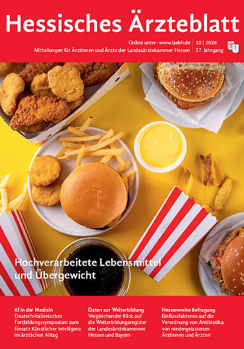 Titelbild der Oktober-Ausgabe des Hessischen Ärzteblattes, auf dessen Titelbild eine bunte Ansammlung an Fast Food in Form von Burgern, Pommes, Mayonaise, Cola, etc. zu sehen ist.