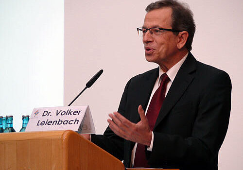 Foto von Dr. Volker Leienbach, geschäftsführendes Vorstandsmitglied des PKV-Verbands, bei seinem Vortrag "Perspektiven der PKV vor und nach der Bundestagswahl"