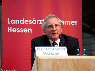 Foto von Dr. med. Roland Kaiser, Ärztlicher Geschäftsführer der LÄKH, bei seinem Vortrag "Selbstverwaltung - Lust oder Frust?"