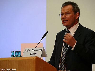 Foto von Dr. Thomas Spies, Sozialpolitischer Sprecher der hess. SPD-Landtagsfraktion, bei seinem Vortrag "Die Bürgerversicherung - Gefahr oder Chance für die Versorgung?"