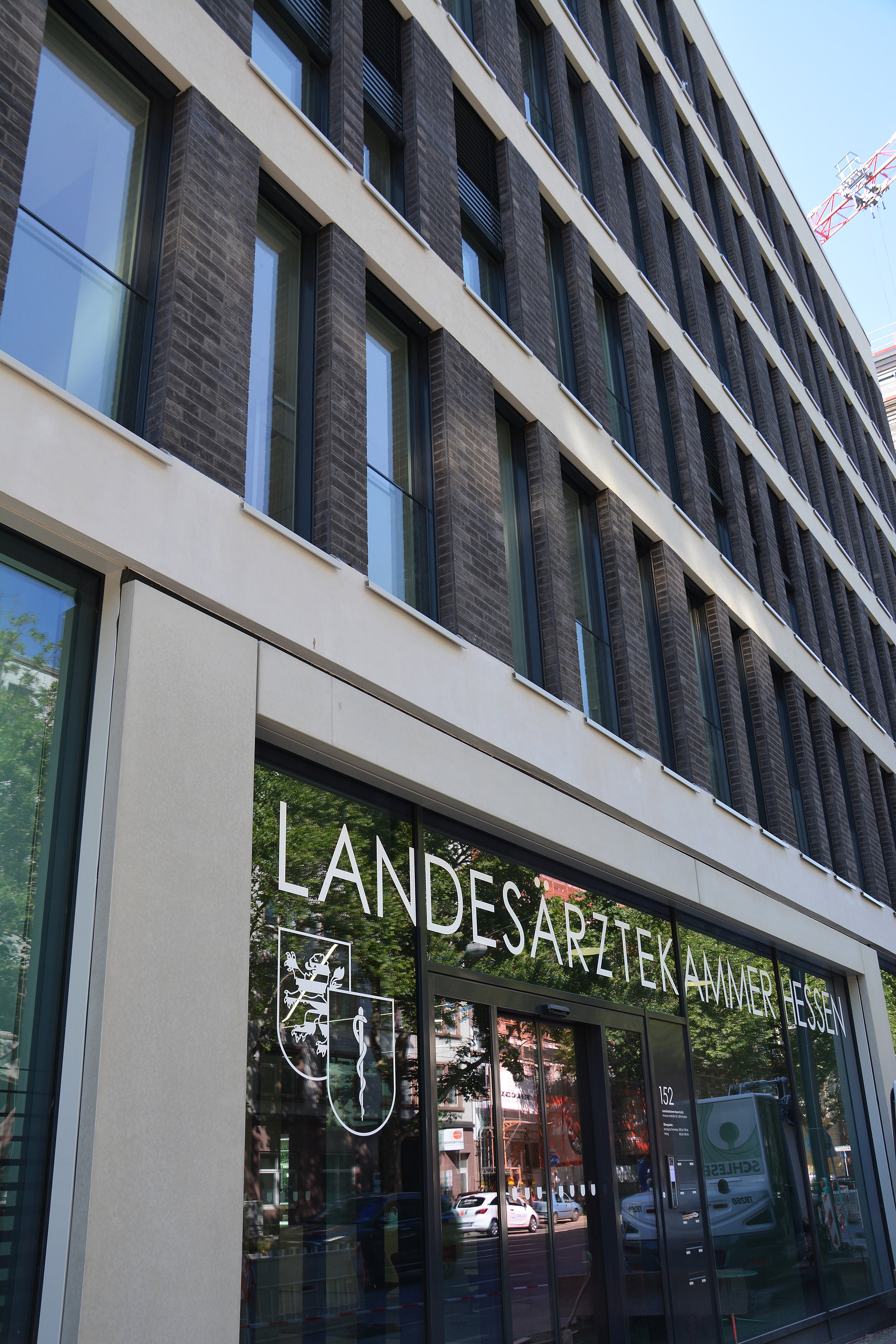 Über uns Startbild: Foto vom Eingang der Landesärztekammer Hessen