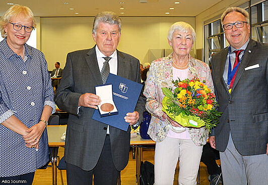 Foto von Monika Buchalik, Vizepräsidentin der Landesärztekammer Hessen (LÄKH); Dr. med. Wolfgang Merseburg mit Gattin; Dr. med. Edgar Pinkowski, Präsident der LÄKH