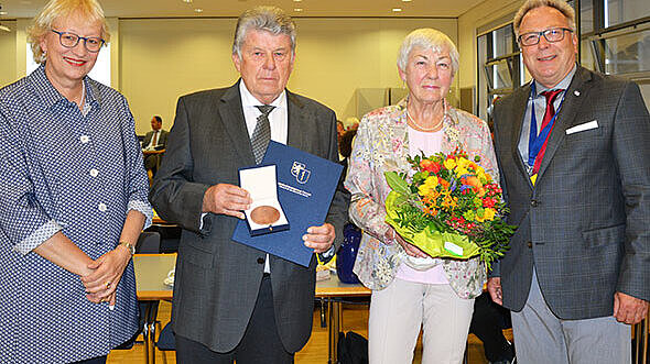 Foto von Monika Buchalik, Vizepräsidentin der Landesärztekammer Hessen (LÄKH); Dr. med. Wolfgang Merseburg mit Gattin; Dr. med. Edgar Pinkowski, Präsident der LÄKH