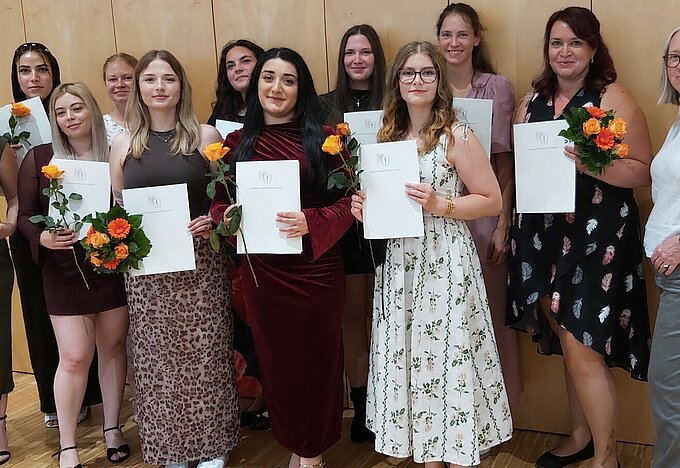 Gruppenfoto der Absolventinnen der KKS Wetzlar, aufgenomman auf der MFA-Abschlussfeier in Bad Nauheim.