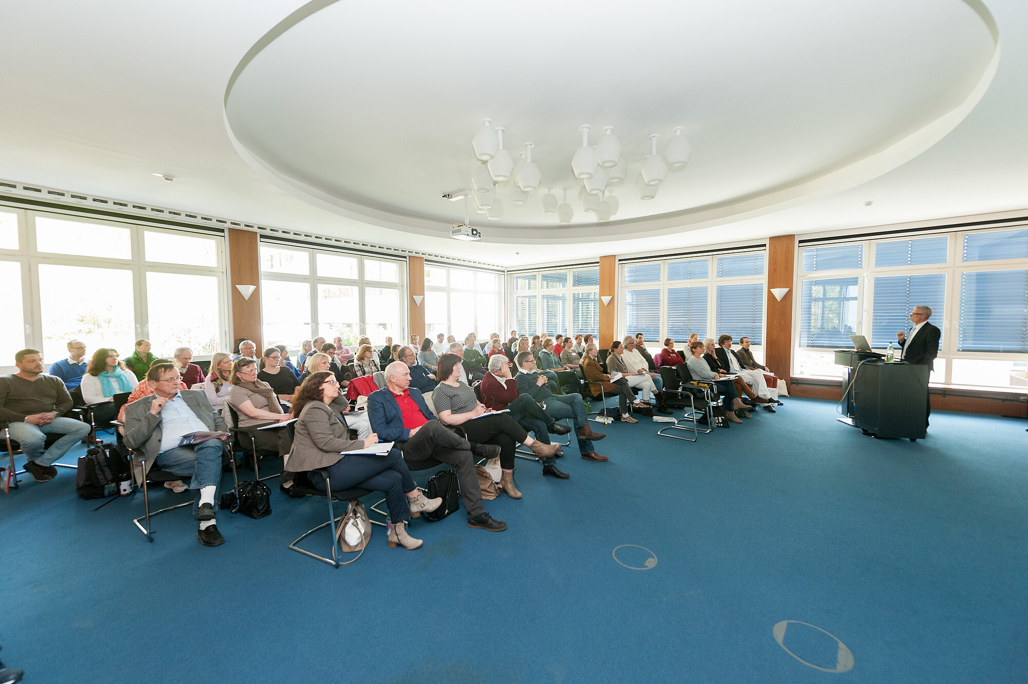 Startbild: Foto vom Blauen Saal der Akademie