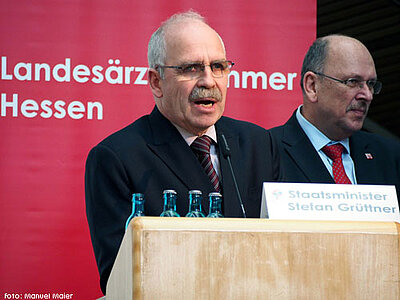 Foto von Dr. med. Gottfried von Knoblauch zu Hatzbach bei seiner Rede zur MFA-Bestenehrung