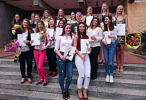 Gruppenfoto von den Absolventinen der Bezirksärztekammer Kassel