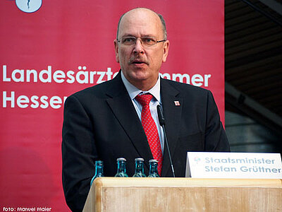 Foto von Staatsminister Stefan Grüttner bei seiner Rede zur MFA-Bestenehrung