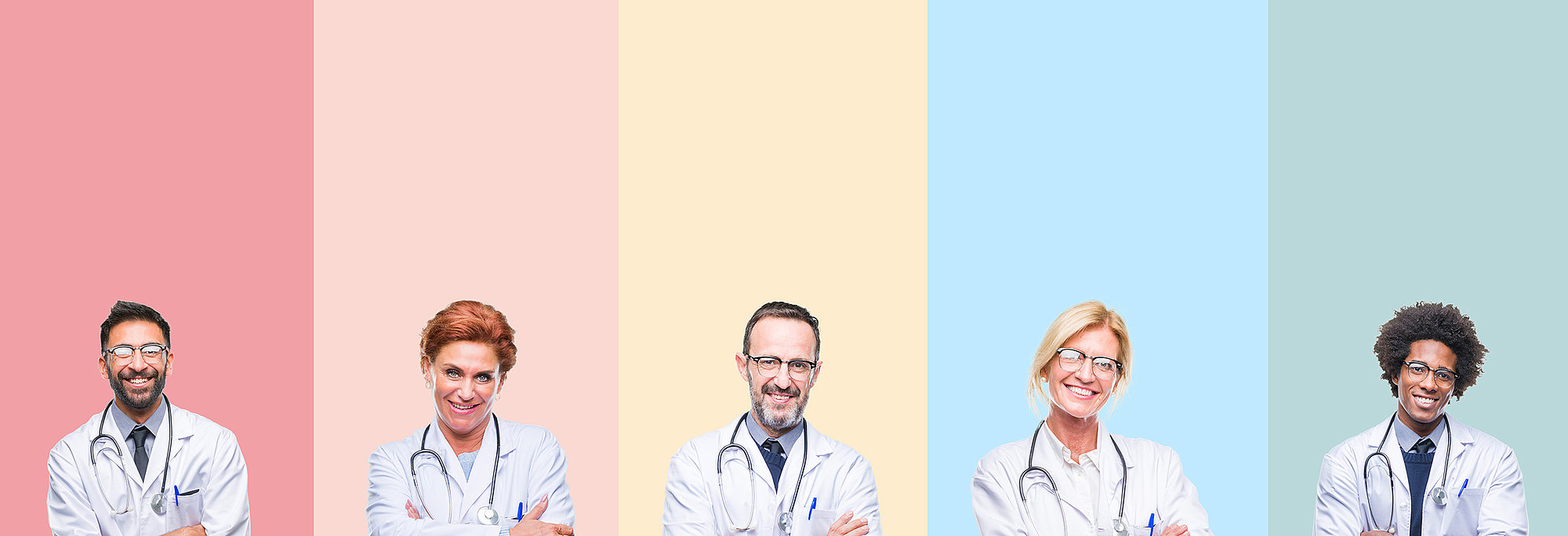 Startbild: Foto von 5 Ärztinnen und Ärzten, die jeder vor einem anderen farblichen Hintergrund nebeneinander stehen