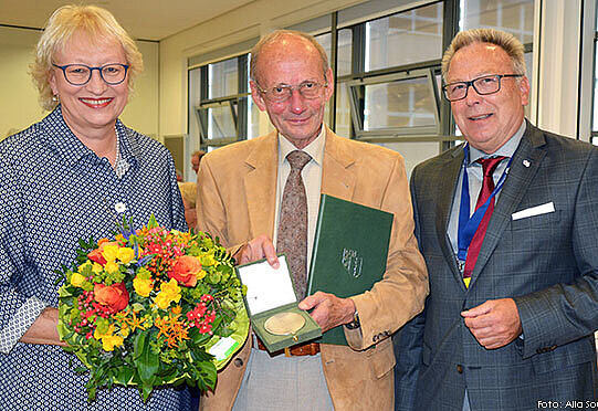 Foto von Monika Buchalik, Vizepräsidentin der Landesärztekammer Hessen (LÄKH); Dr. med. Harald Wirth; Dr. med. Edgar Pinkowski, Präsident der LÄKH