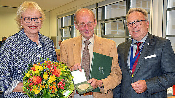 Foto von Monika Buchalik, Vizepräsidentin der Landesärztekammer Hessen (LÄKH); Dr. med. Harald Wirth; Dr. med. Edgar Pinkowski, Präsident der LÄKH