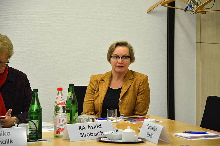 RA Astrid Strobach, Geschäftsführerin Versicherungsbetrieb des Versorgungswerkes der Landesärztekammer Hessen bei ihrem Vortrag "Im Alter finanziell abgesichert? Was bietet das Versorgungswerk?"