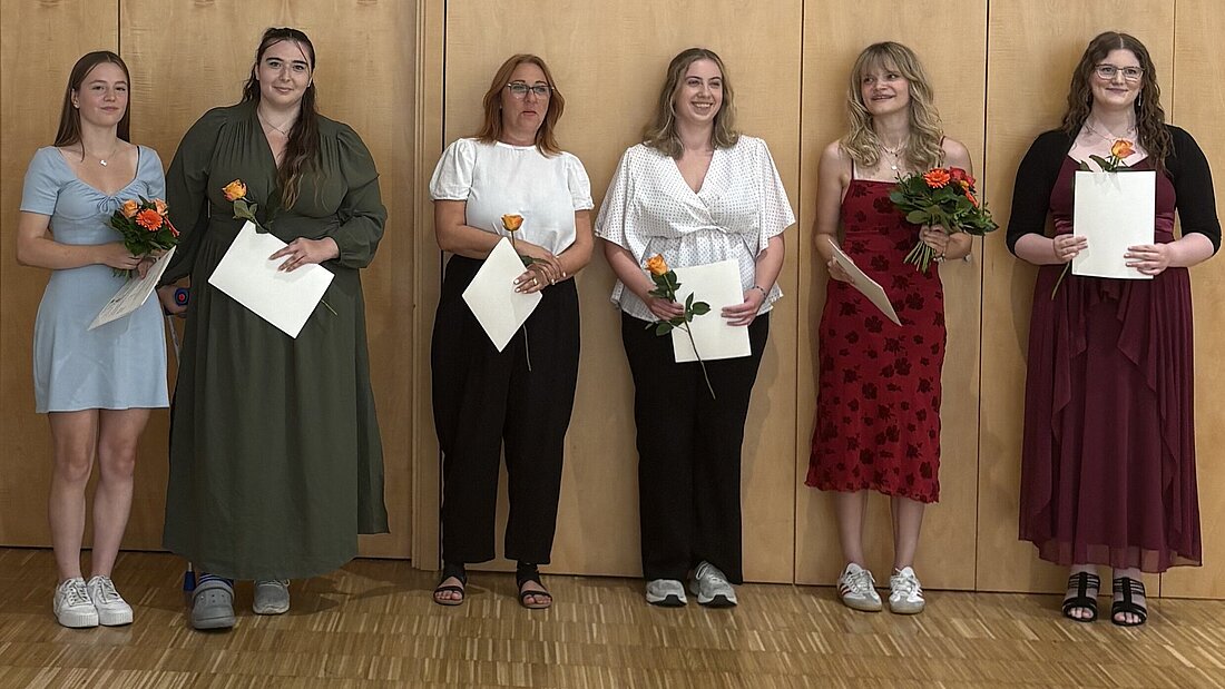 Gruppenfoto der Absolventinnen der WBS Gießen, aufgenomman auf der MFA-Abschlussfeier in Bad Nauheim.