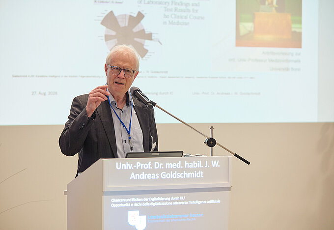 Der Referent Prof. Dr. med. Andreas J. W. Goldschmidt, aufgenommen beim Symposium "Ki in der Medizin"