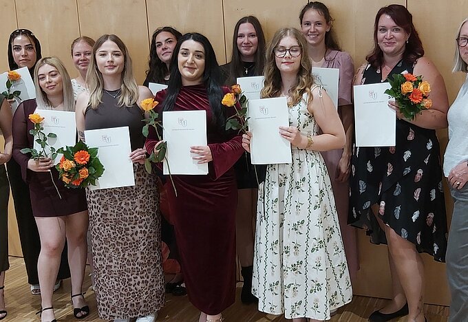 Gruppenfoto der Absolventinnen der KKS Wetzlar, aufgenomman auf der MFA-Abschlussfeier in Bad Nauheim.