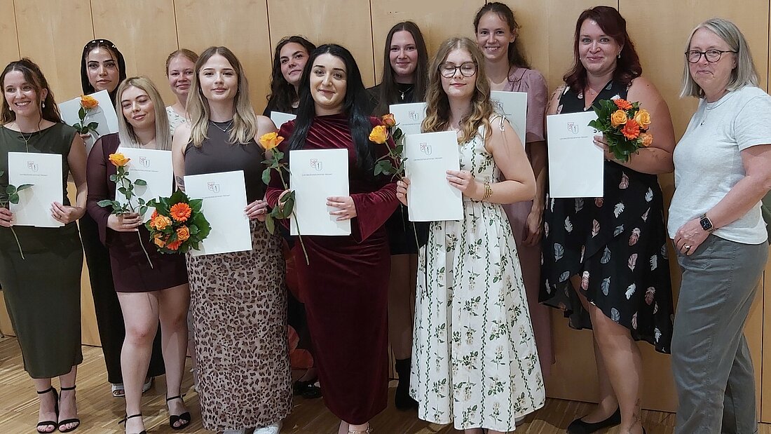 Gruppenfoto der Absolventinnen der KKS Wetzlar, aufgenomman auf der MFA-Abschlussfeier in Bad Nauheim.