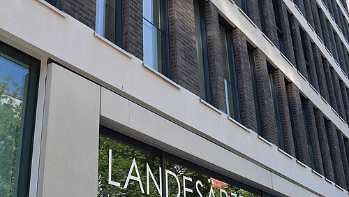 Startbild: Foto vom Eingang der Landesärztekammer Hessen