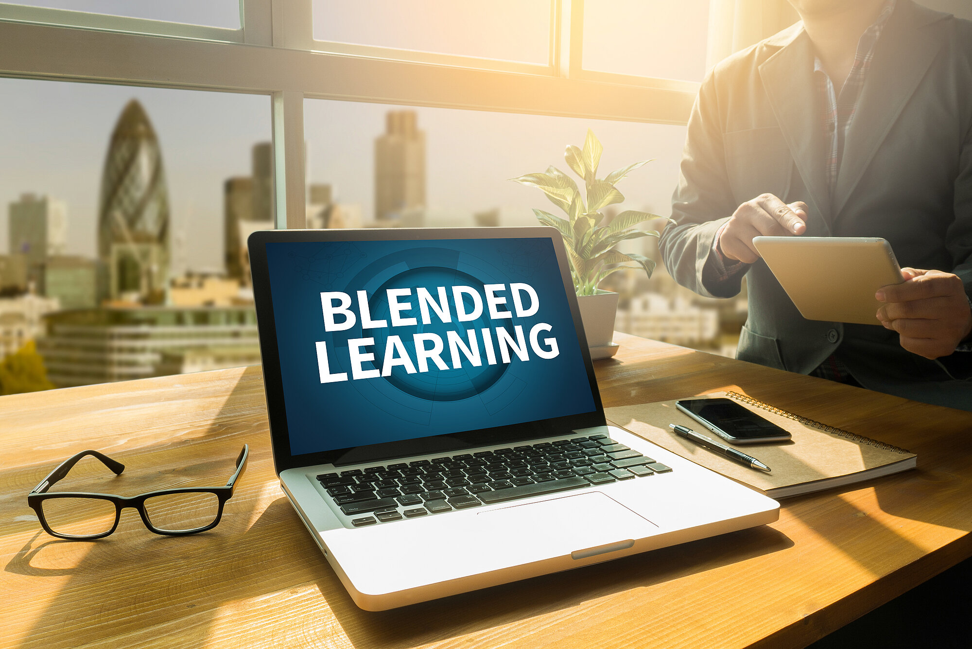 Startbild: Foto eines Laptops, auf dem Bildschirm steht der Schriftzug "Blended Learning"