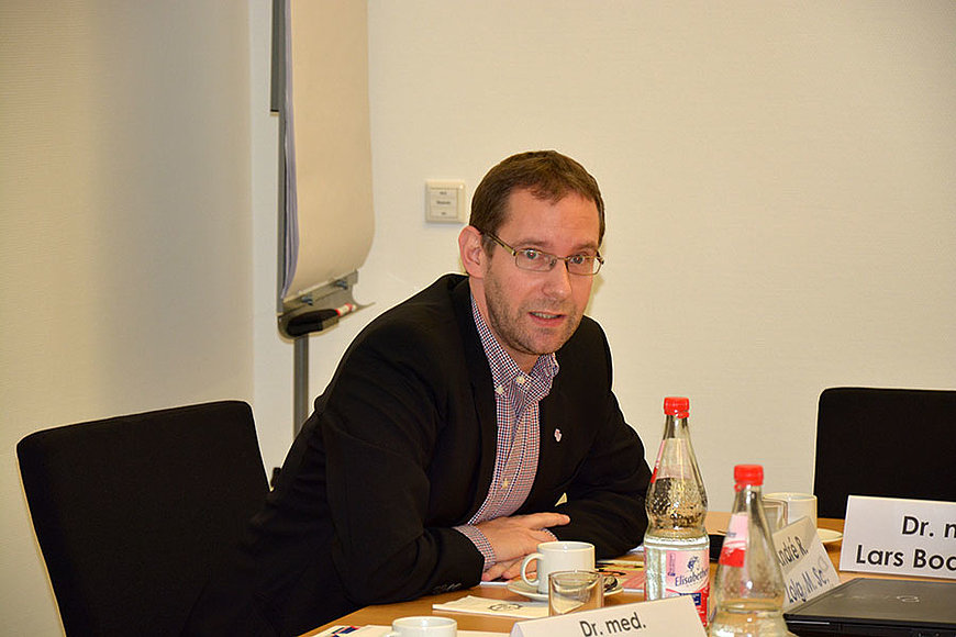 André R. Zolg, Leiter der Weiterbildungsabteilung der LÄKH, bei seinem Vortrag "Lost in transition" - Studium und was dann?