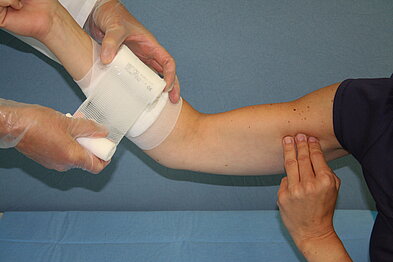 8_Wundversorgung_Druckverband_Arm_Silvia_Happel.jpg
