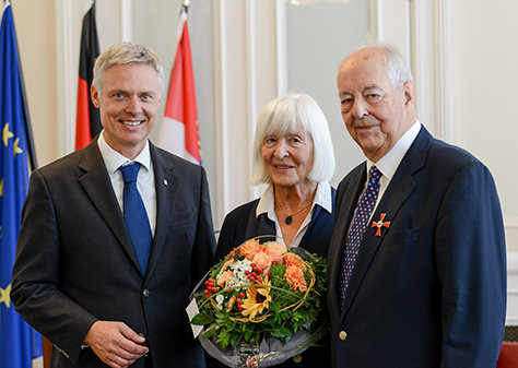 Foto von Hessens Kultusstaatssekretär Dr. Manuel Lösel, Prof. Dr. Hans-Joachim Woitowitz und dessen Frau