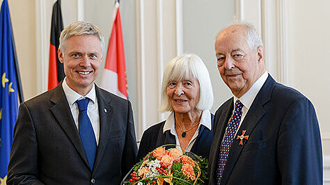 Foto von Hessens Kultusstaatssekretär Dr. Manuel Lösel, Prof. Dr. Hans-Joachim Woitowitz und dessen Frau