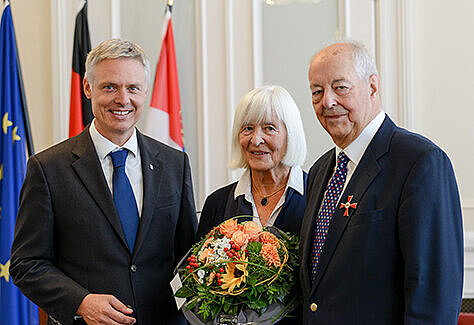Foto von Hessens Kultusstaatssekretär Dr. Manuel Lösel, Prof. Dr. Hans-Joachim Woitowitz und dessen Frau