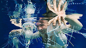 Abbildung des 2. Gewinnerfotos: Ein Kind taucht unter Wasser und ist umgeben von Quallen