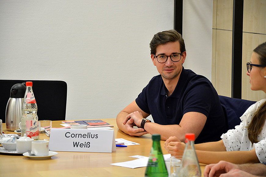 Cornelius Weiß, Arzt in Weiterbildung, referiert zu dem Thema "Die erste Stelle - wie finde ich, was zu mir passt?"