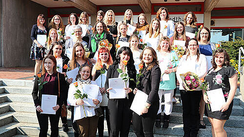 Gruppenfoto von den Absolventinnen der Bezirksärztekammer Kassel