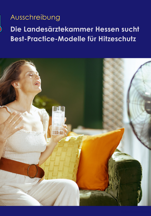 Bild, das eine Frau auf einem Sofa zeigt, die mit einem kühlen Glas Wasser vor einem Ventilator sitzt und erleichtert aufseufzt. Das Bild wirbt für die Ausschreibung der Landesärztekammer Hessen, die nach Best-Practice-Modellen für Hitzeschutz in Gesundheitseinrichtungen sucht.