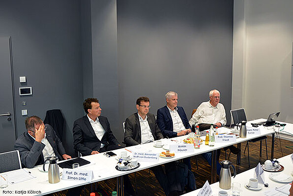 Foto von den Teilnehmern der Pressekonferenz