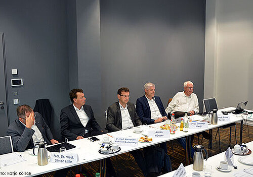 Foto von den Teilnehmern der Pressekonferenz