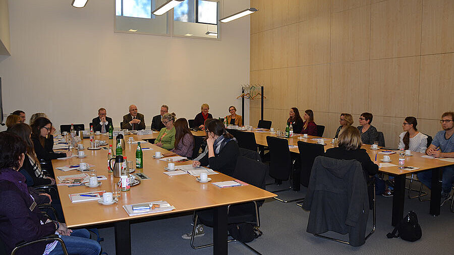 Der Präsident Dr. von Knoblauch zu Hatzbach begrüßt die Teilnehmer