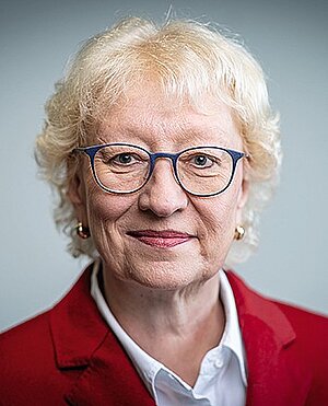 buchalik_monika_ansichten_einsichten.jpg