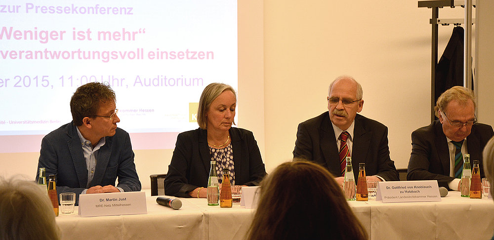 Foto vom Podium: Dr. Martin Rust, MRE-Netz-Mittelhessen, Prof. Dr. Ursel Heudorf, stv. Leiterin des Gesundheitsamts Frankfurt am Main, MRE-Netz-Rhein-Main, Dr. Gottfried von Knoblauch zu Hatzbach, Präsident der Landesärztekammer Hessen, Dr. Wolfgang LangHeinrich, Kassenärztliche Vereinigung Hessen 