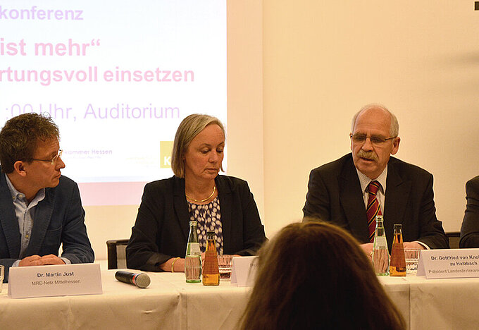 Foto vom Podium: Dr. Martin Rust, MRE-Netz-Mittelhessen, Prof. Dr. Ursel Heudorf, stv. Leiterin des Gesundheitsamts Frankfurt am Main, MRE-Netz-Rhein-Main, Dr. Gottfried von Knoblauch zu Hatzbach, Präsident der Landesärztekammer Hessen, Dr. Wolfgang LangHeinrich, Kassenärztliche Vereinigung Hessen 