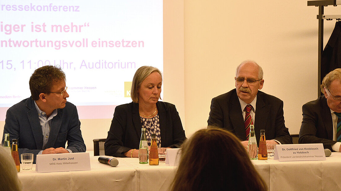 Foto vom Podium: Dr. Martin Rust, MRE-Netz-Mittelhessen, Prof. Dr. Ursel Heudorf, stv. Leiterin des Gesundheitsamts Frankfurt am Main, MRE-Netz-Rhein-Main, Dr. Gottfried von Knoblauch zu Hatzbach, Präsident der Landesärztekammer Hessen, Dr. Wolfgang LangHeinrich, Kassenärztliche Vereinigung Hessen 