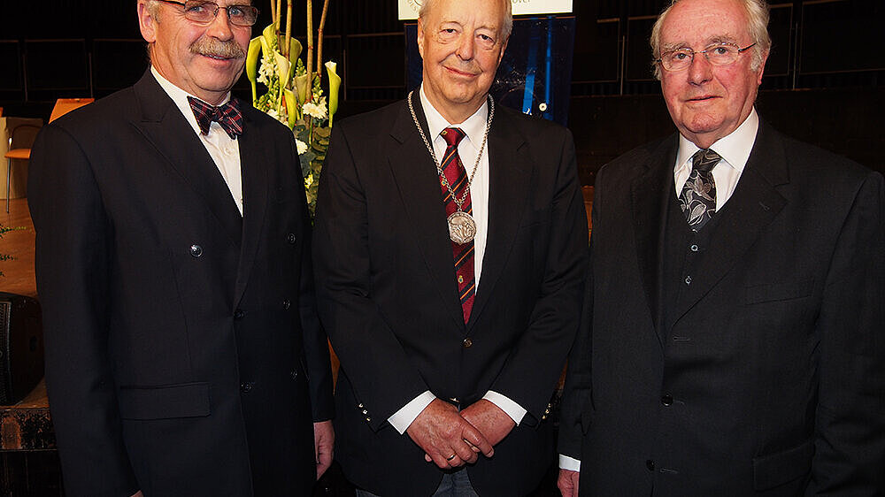 v.l.n.r.: Dr. med. Gottfried von Knoblauch zu Hatzbach, Präsident der Landesärztekammer Hessen, Prof. Dr. med. Hans-Joachim Woitowitz, Prof. Dr. med. Dr. h. c. Karsten Vilmar, Ehrenpräsident der Bundesärztekammer und des Deutschen Ärztetages