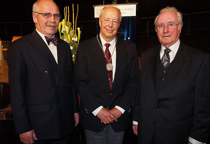 v.l.n.r.: Dr. med. Gottfried von Knoblauch zu Hatzbach, Präsident der Landesärztekammer Hessen, Prof. Dr. med. Hans-Joachim Woitowitz, Prof. Dr. med. Dr. h. c. Karsten Vilmar, Ehrenpräsident der Bundesärztekammer und des Deutschen Ärztetages