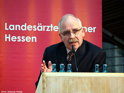 Foto von der Begrüßung durch Dr. med. Gottfried von Knoblauch zu Hatzbach, Präsident der LÄKH