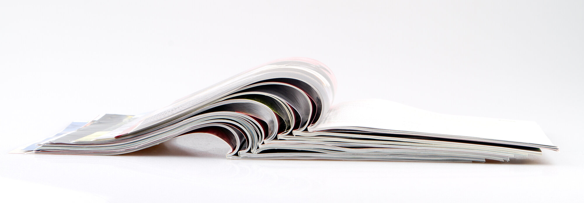 aktuelle Ausgabe des Hessischen Ärzteblattes Startbild: Foto von einem Zeitschriftenstapel