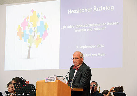 Foto von Dr. med. Gottfried von Knoblauch zu Hatzbach, Präsident der Landesärztekammer Hessen, bei seiner Begrüßungsrede