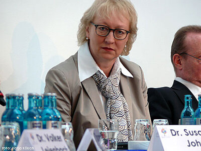 Foto von Monika Buchalik, Präsidiumsmitglied der LÄKH bei der Podiumsdiskussion am Vormittag