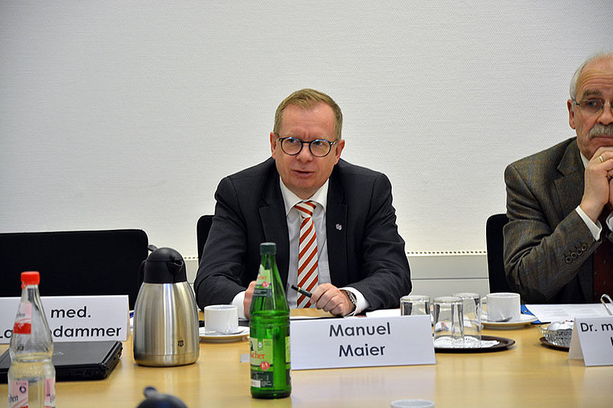 Manuel Maier, Justitiar der LÄKH, bei seinem Vortrag "Im Paragrafendschungel – wie und wo finde ich Orientierung?"