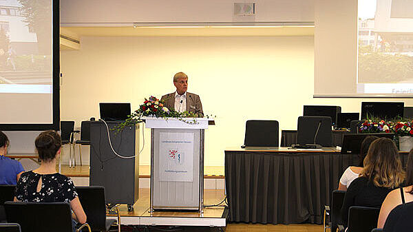 Foto von Dr. med. Hans-Martin Hübner bei seiner Ansprache