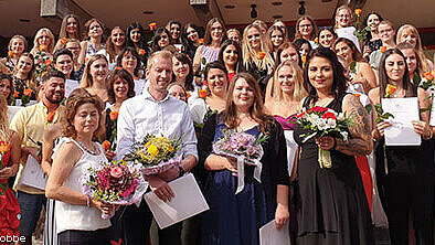 Gruppenfoto von den Absolventinen und Absolventen der Bezirksärztekammer Kassel