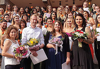 Gruppenfoto von den Absolventinen und Absolventen der Bezirksärztekammer Kassel